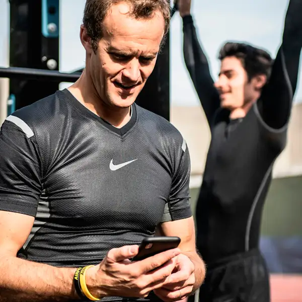 Hombre Movexo ejercitándose